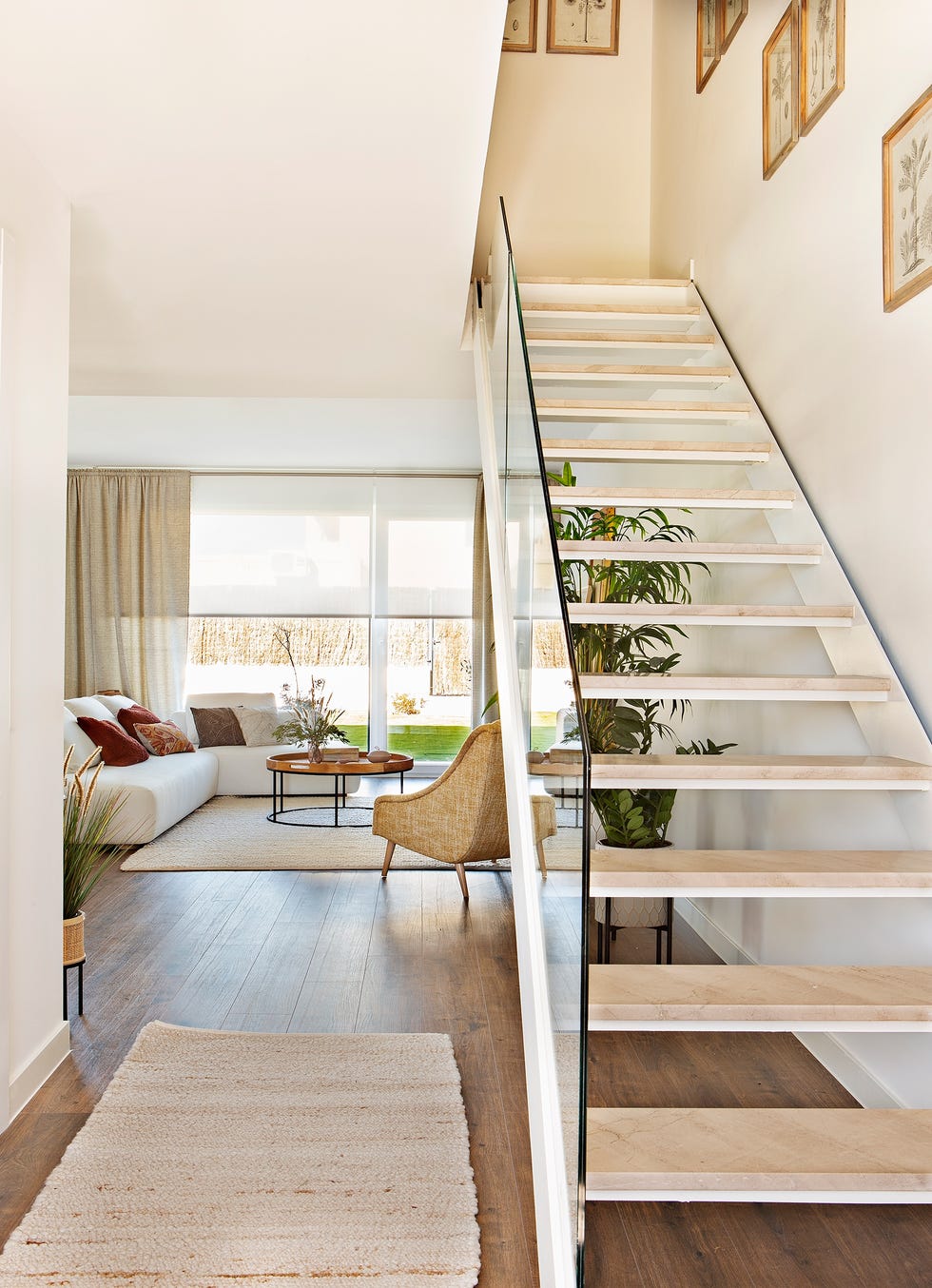 escaleras con peldaños de madera y barandilla de cristal
