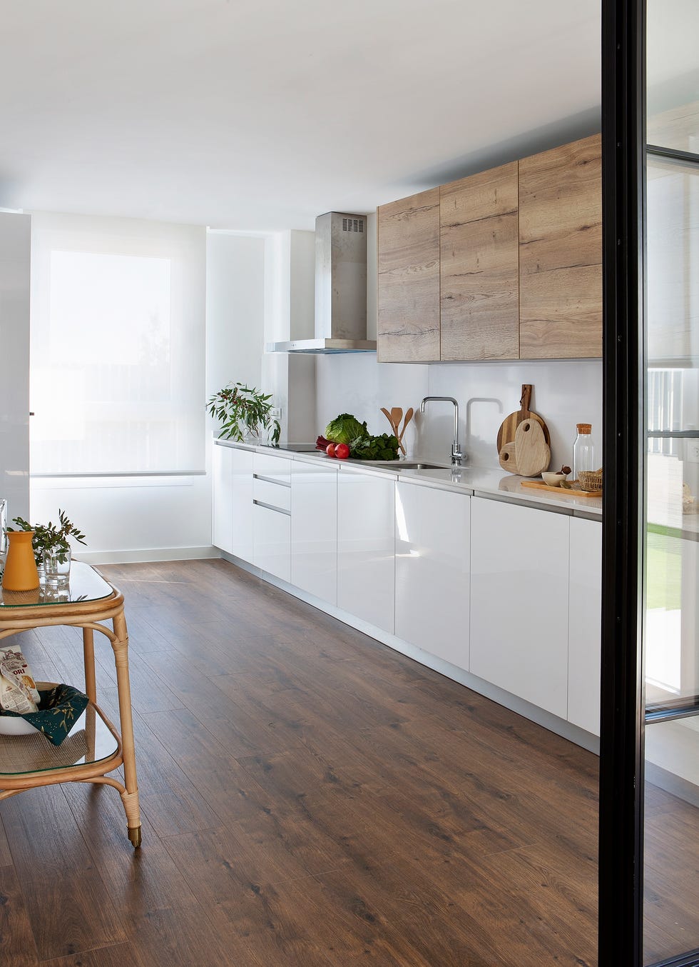 cocina con frentes en blanco y madera