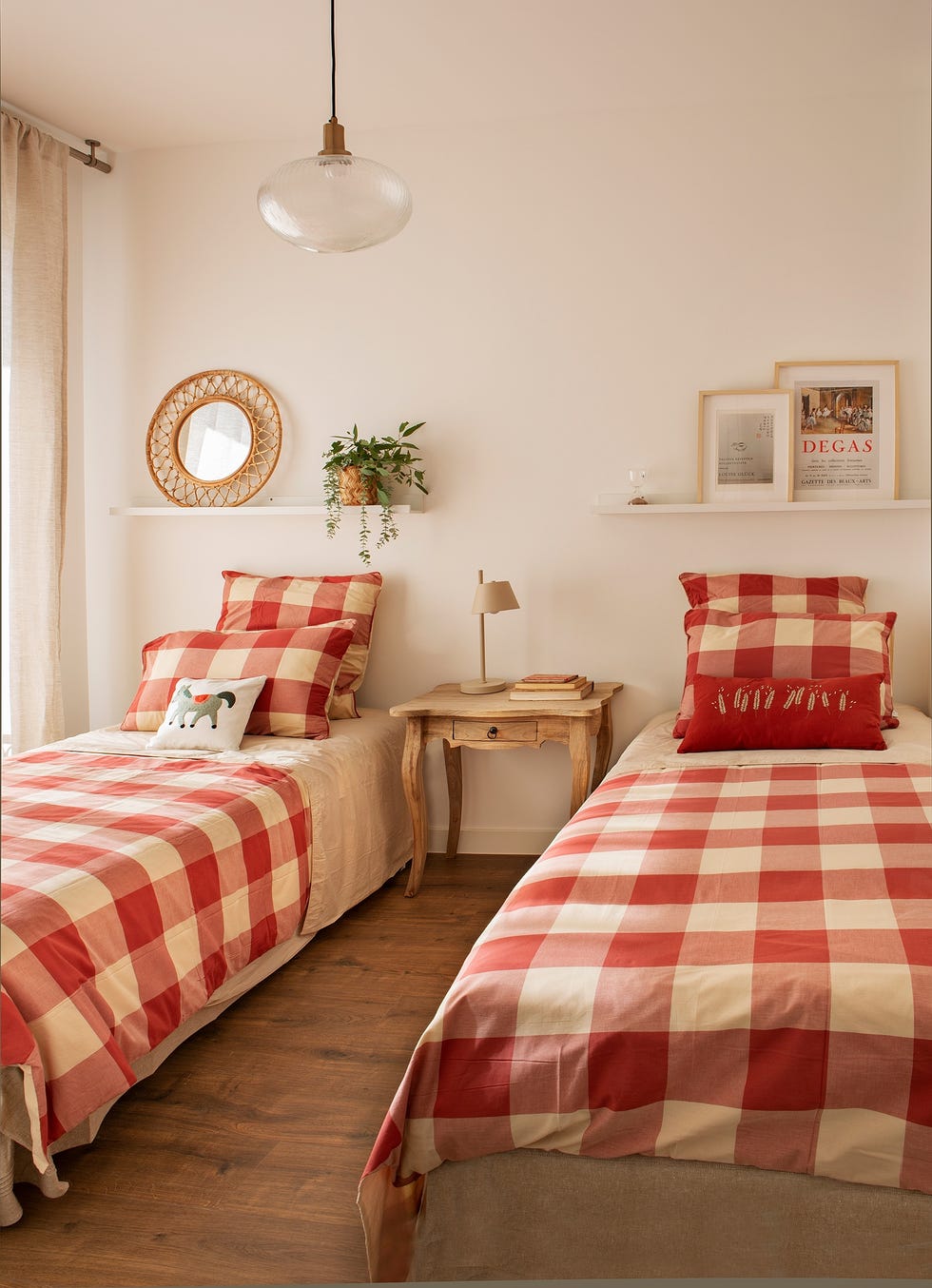 dormitorio infantil con dos camas y mesita de noche de madera