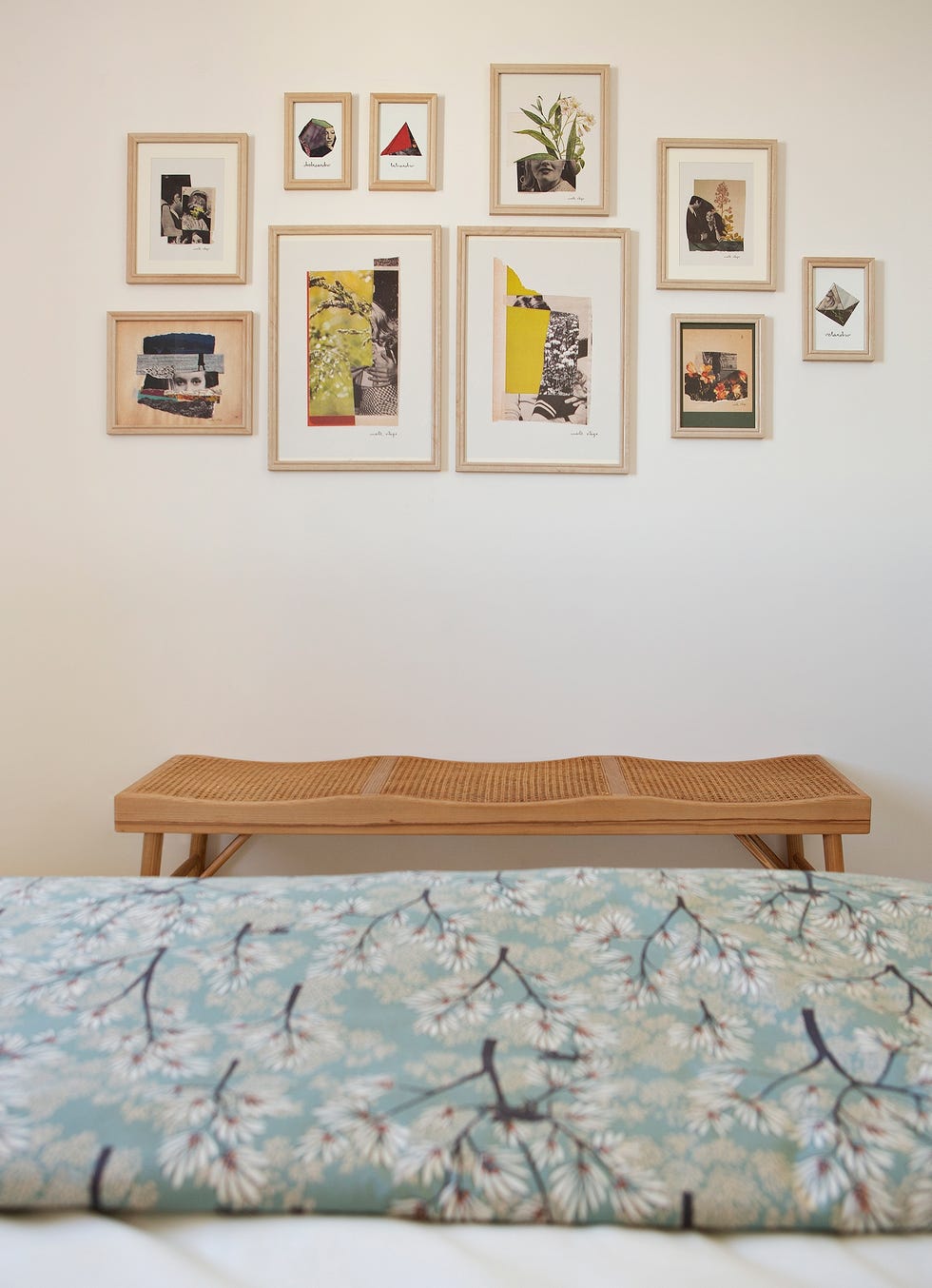 pared con láminas decorativas y blanco de ratán