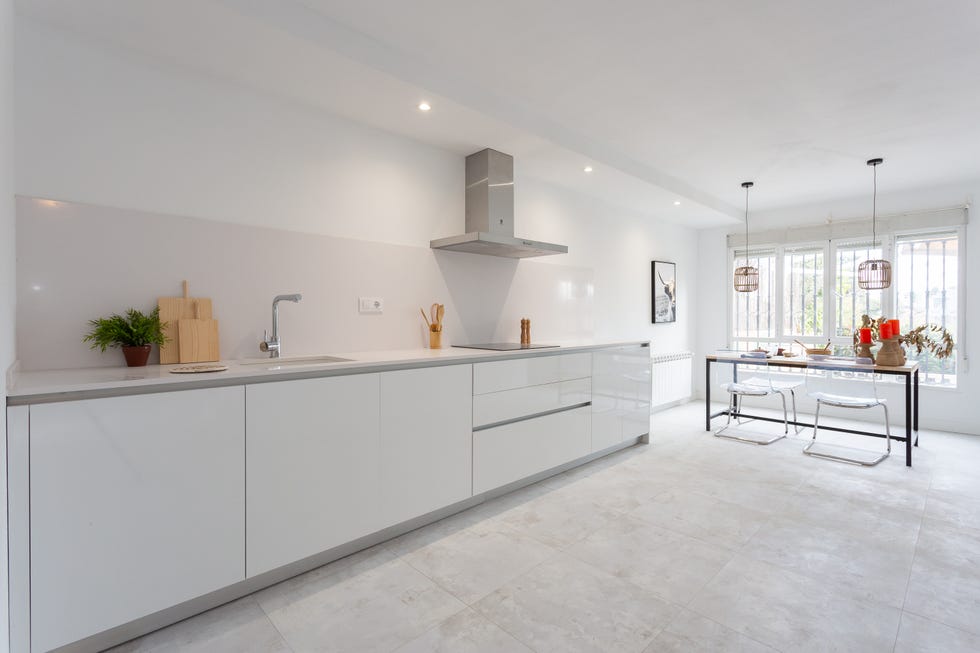 cocina blanca moderna con office