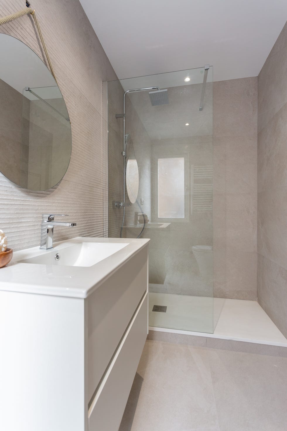 baño moderno con ducha y paredes de microcemento