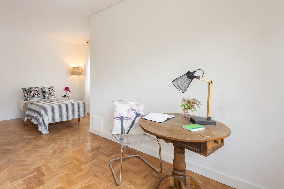 dormitorio con escritorio de madera vintage