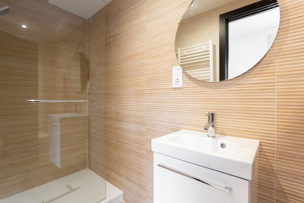 baño moderno con ducha y pared con textura