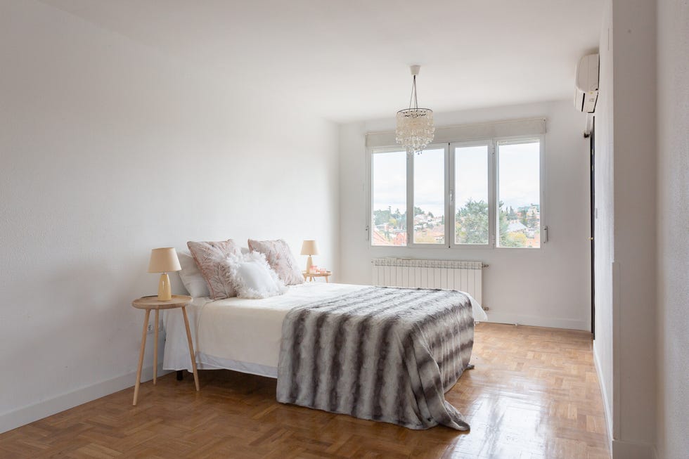 dormitorio minimalista con mesillas de noche de madera nórdicas