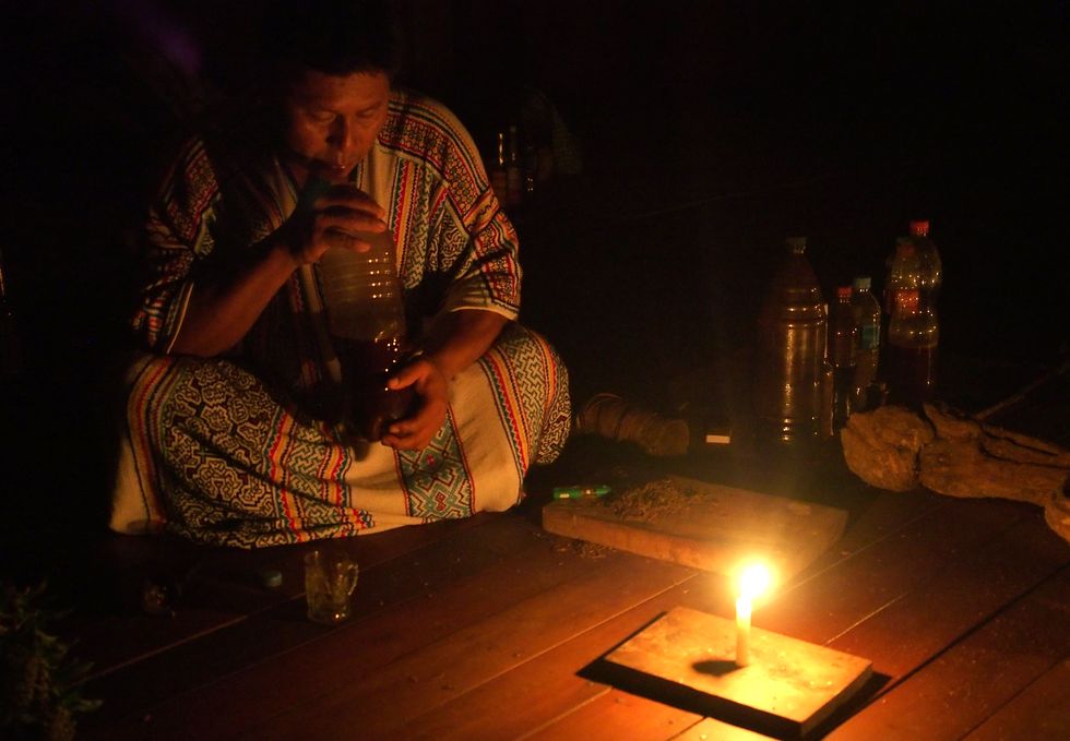 chaman en una ceremonia de ayahuasca