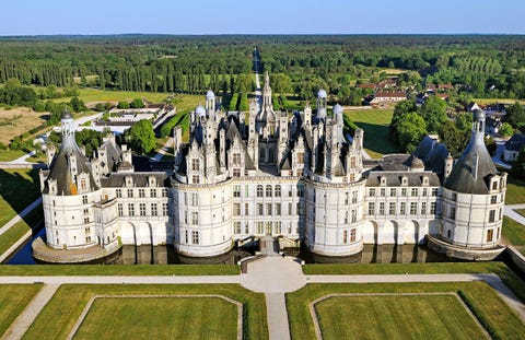 Dit chteau is een verbluffend staaltje van Franse grandeur uit de Renaissance en is het grootste bouwwerk in het met kastelen bezaaide Loiredal Het slot werd in 1519 onder Frans I gebouwd als jachtslot voor het koninklijke hof maar de symmetrisch aangelegde vesting werd zelden bewoond Honderd van de 440 vertrekken zijn opengesteld voor het publiek Het gebouw telt ook tientallen trappenhuizen waaronder een dubbele wenteltrap die volgens de overlevering door Leonardo da Vinci werd ontworpen Door het omringende park van ruim 5400 hectare lopen wandel en fietspaden en er kunnen boten worden gehuurd Er worden ook rondleidingen in terreinwagens gegeven door een natuurgebied dat normaliter gesloten is voor het publiek