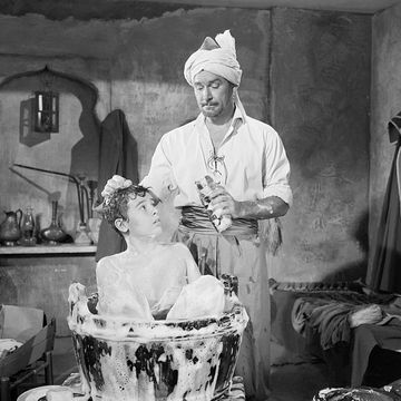 mahbub ali errol flynn gives kim dean stockwell a bubble bath in a scene from the 1950 adventure film kim