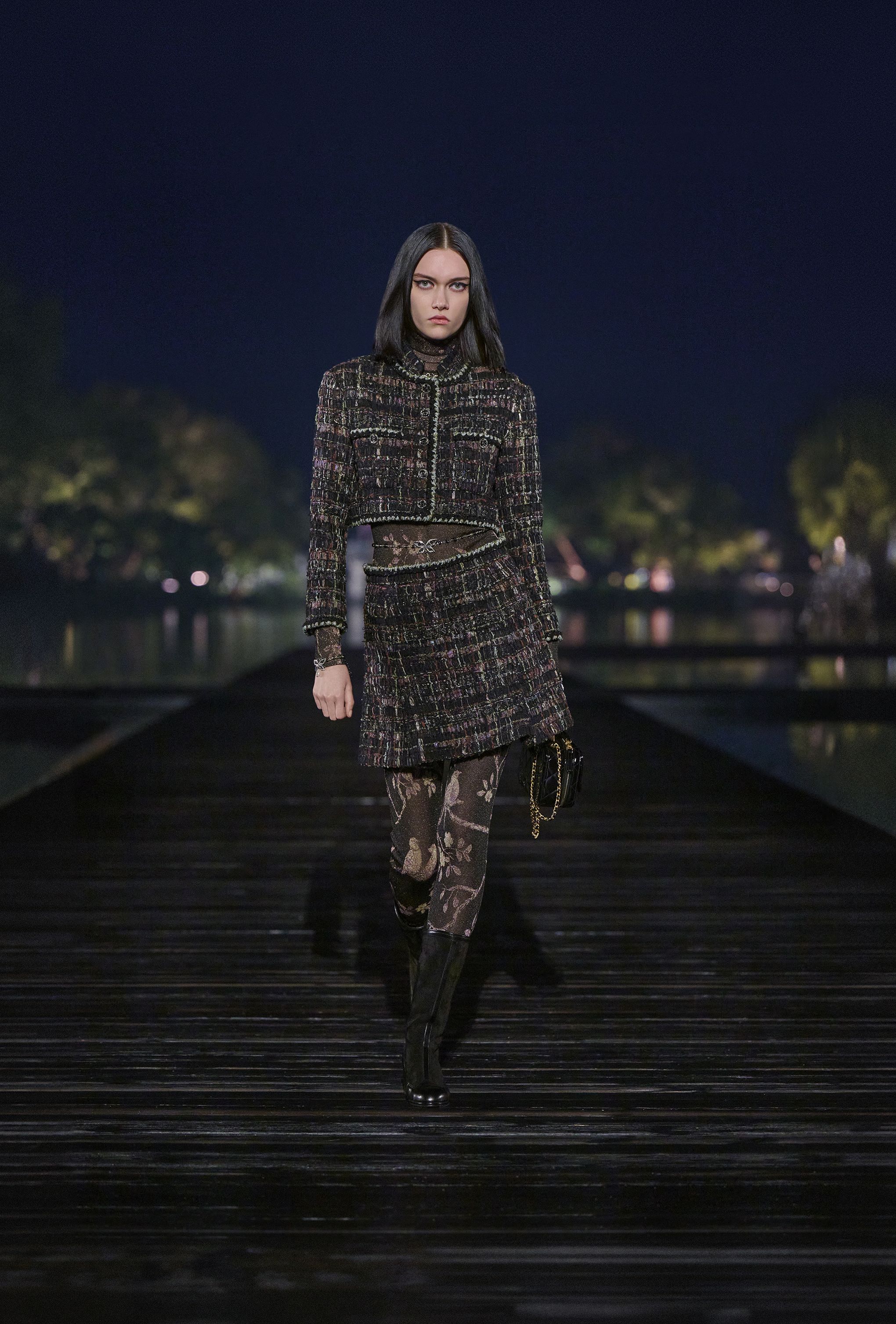 【CHANEL】2024/25年 メティエダール コレクション バングル 2024/25年 メティエダール コレクション - ルック 8