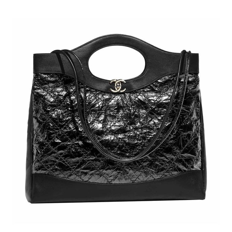 【持つだけで洒落見え！】CHANEL × Large Hobo Bag ラージ ホーボー バッグ、シャイニー ラムスキン、ホワイト