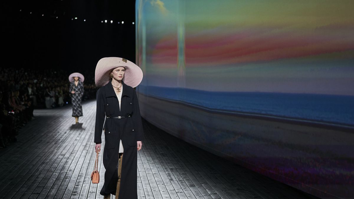 preview for Chanel, il video teaser della sfilata Autunno Inverno 2024 2025 a Parigi
