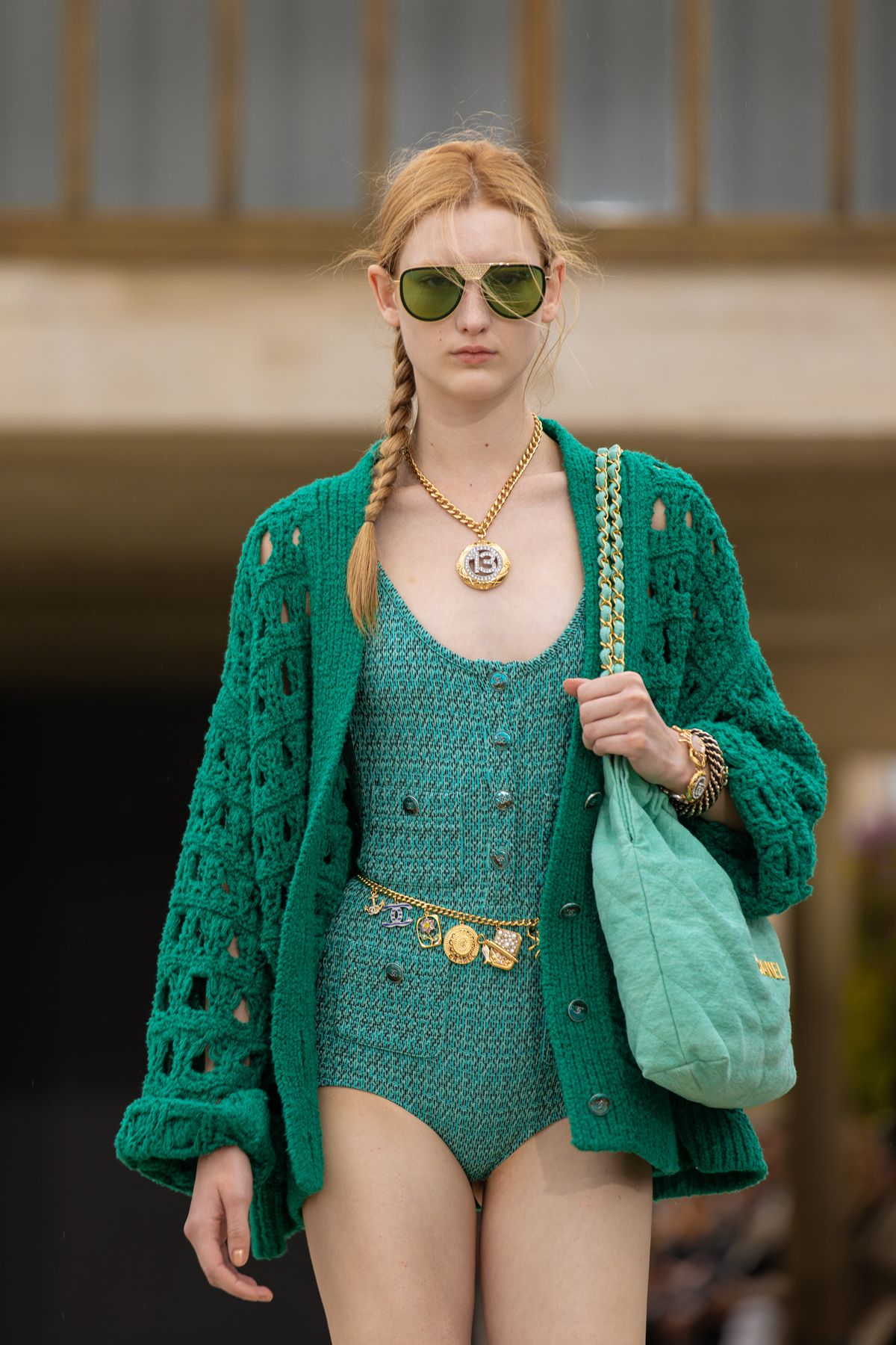 【コーデに映える高級感をプラス☆】25C限定★CHANEL バングル 自由な風に吹かれてーー南仏のムードを映した「シャネル」﻿2024