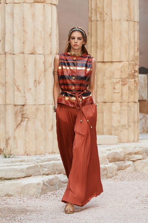 Chanel Cruise 2018 Collection - Chanel Cruise 2018 Ancient Greece in Paris