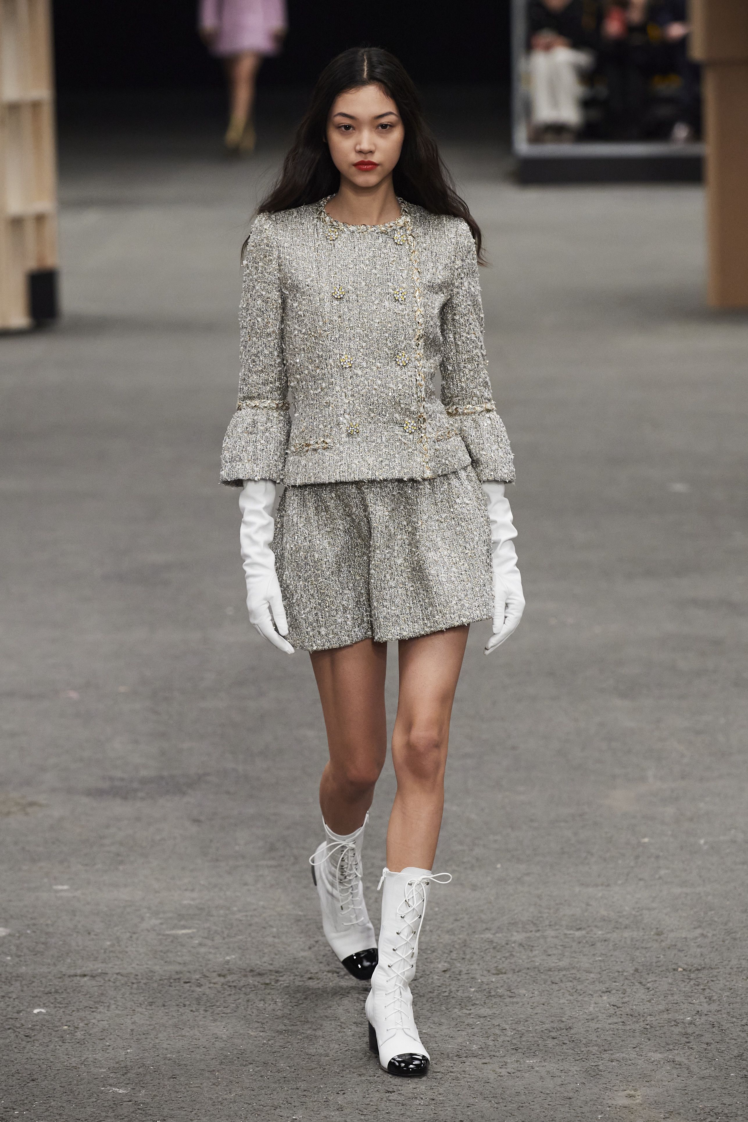 Un modello cammina sulla pista durante il Chanel Haute Couture Primavera  Estate 2023 show come parte della settimana della moda di Parigi a Parigi  in Francia il 24 gennaio 2023 Foto di