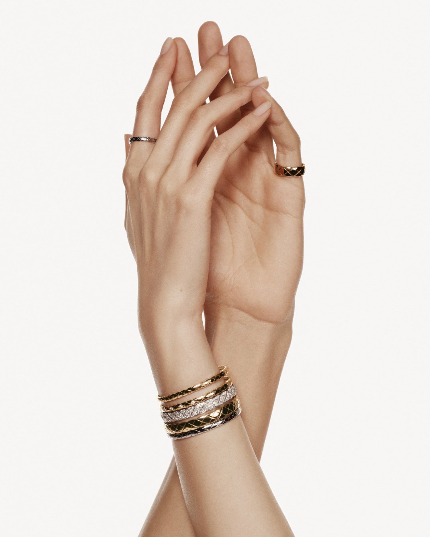 【手元主役級の存在感】CHANEL シャネル キルティング バングル シャネルのファインジュエリー「ココ クラッシュ」から
