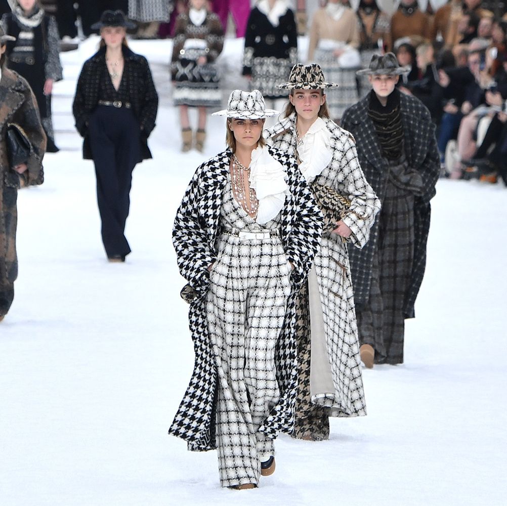 Cara Delevingne Opens Karl Largerfeld's Final Chanel Show With The '90s  Supers Looking On