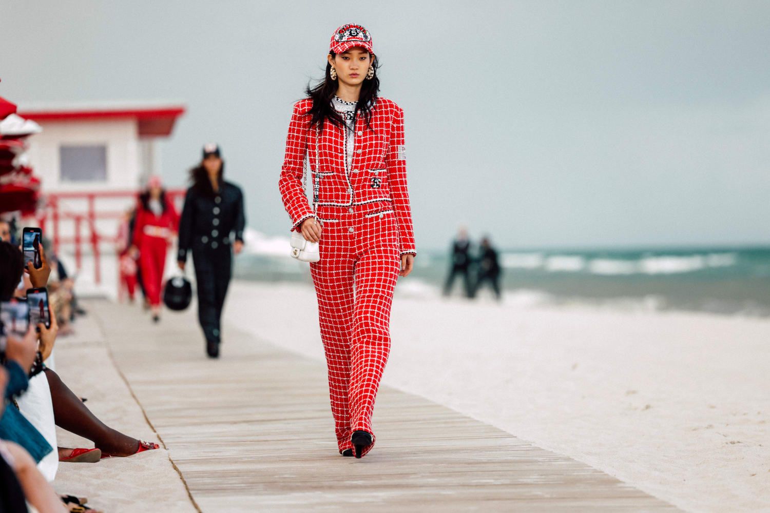 Louis Vuitton lleva la mitología de la mujer al futuro en su colección  crucero 2023