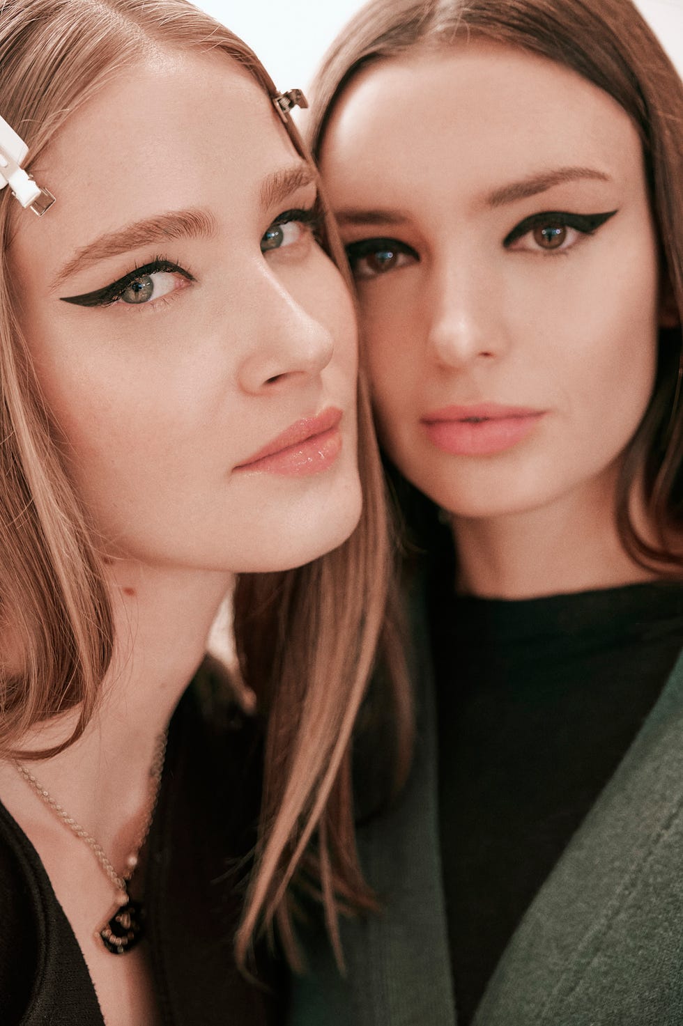 chanel métiers d’art collection 202425 backstage models