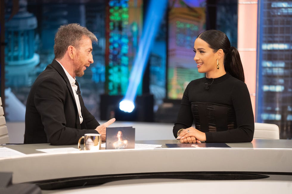 la cantante y la presentadora en el plato de antena 3