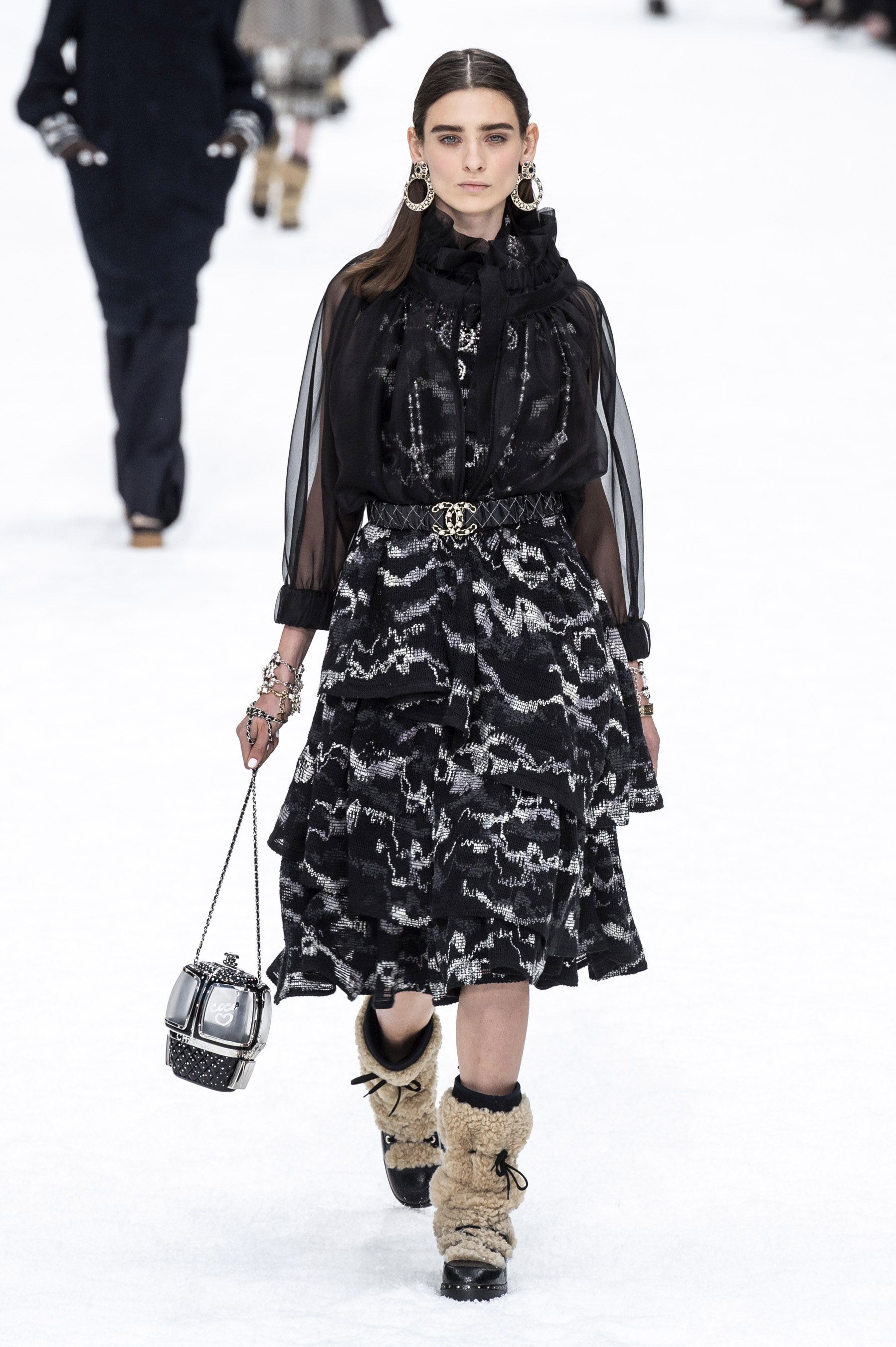 【冬の装いを格上げ♪】シャネル レッグカバーブーツ 23AW♡美脚が際立つ》【CHANEL】厚底ブーツ (CHANEL/ショート