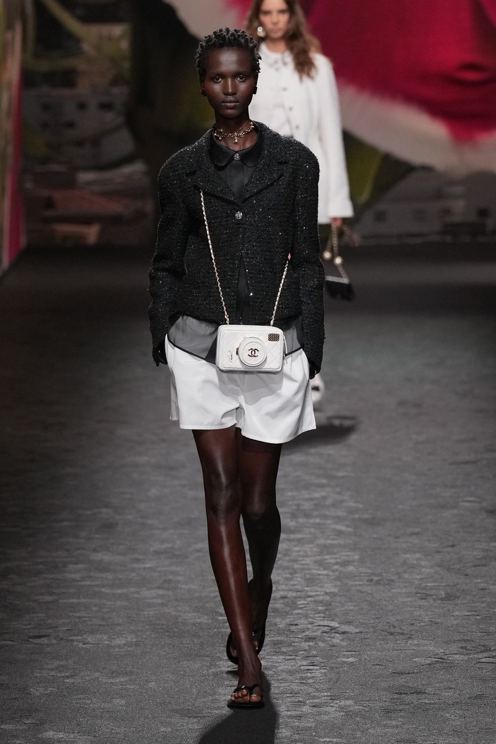 bolso con forma de camara lujo tendencias de mujer chanel vuitton
