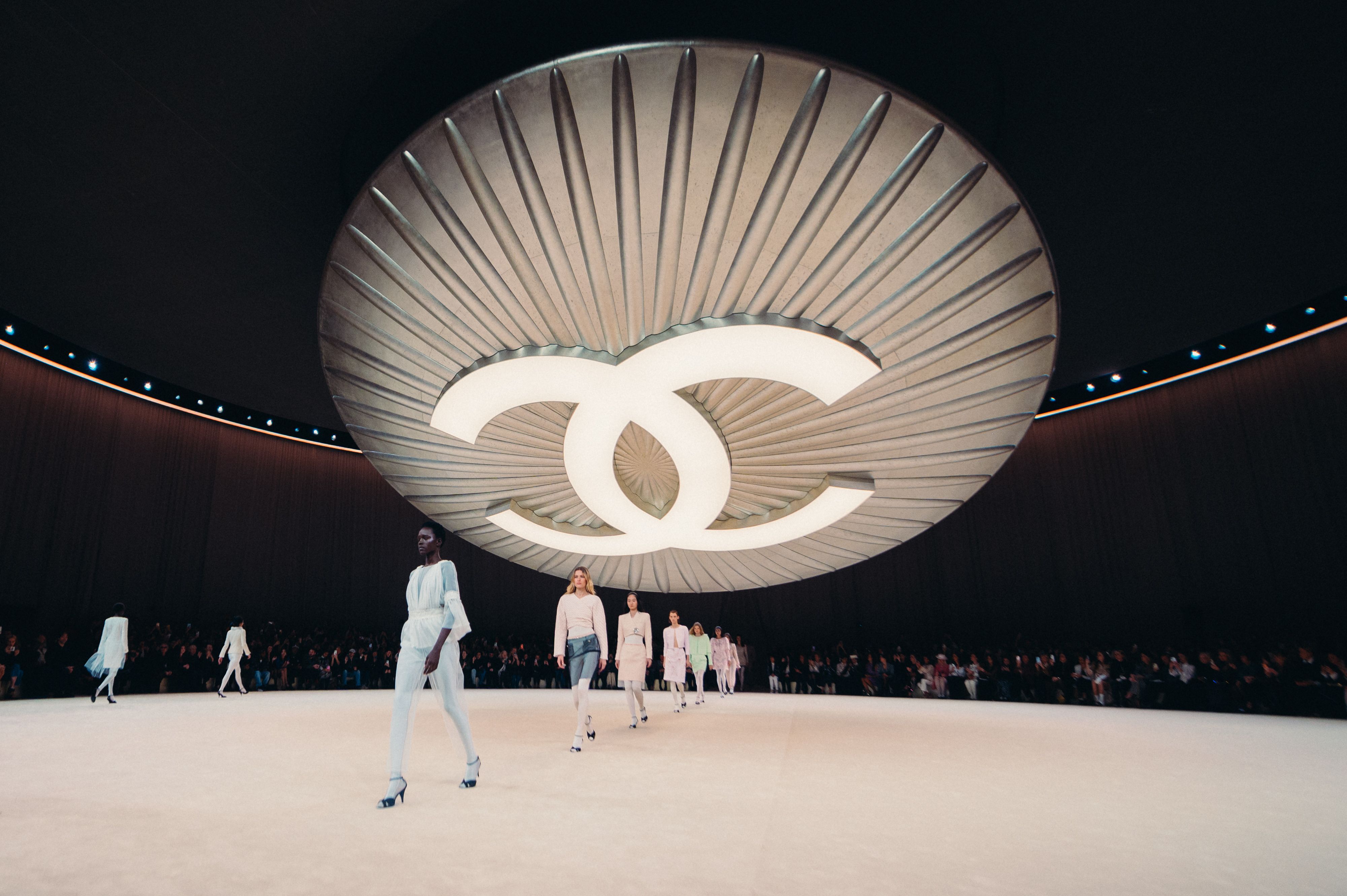 24B 国内発【CHANEL】ラグジュアリーなバレリーナで日常を特別に シャネル」の軽やかな“バレリーナ”クチュール 創業者の“解放”の