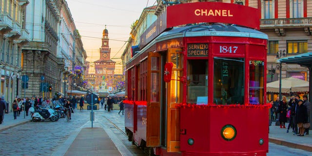 Chanel, a Milano il tram e la Piazza della Scala sono must see