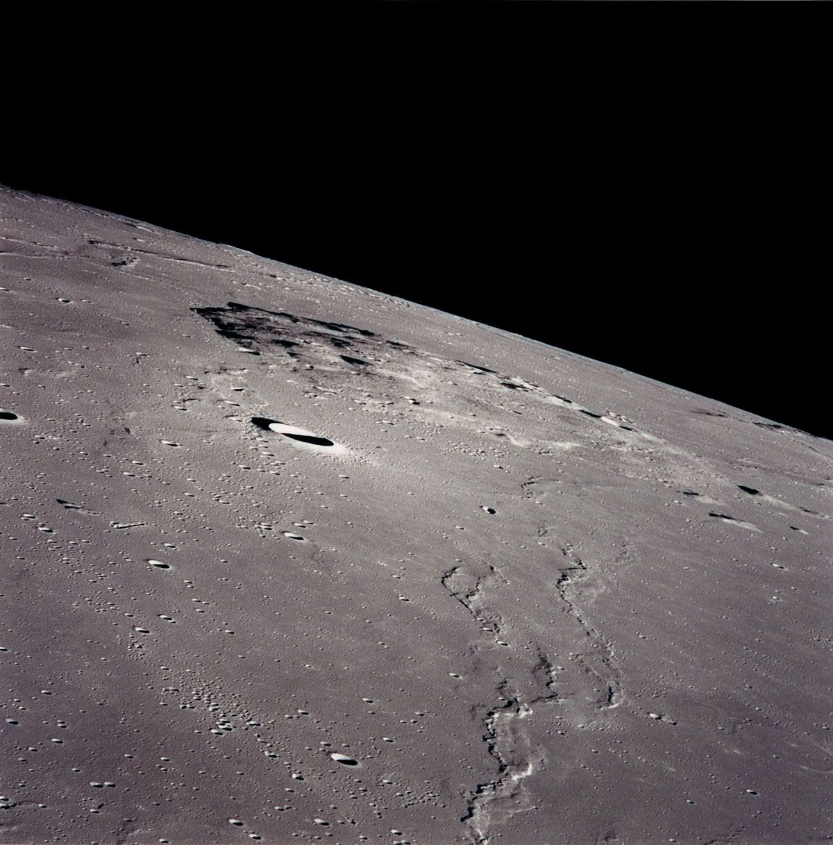 Het Chinese ruimtevaartuig Change5 zal in de buurt van Mons Rmker landen een vulkanische berg van zon 1100 meter hoogte in de noordwestelijke regio van de voorzijde van de maan Deze foto van Mons Rmker werd genomen door de bemanning van de Apollo 15 die op dat moment in een omloopbaan rond de maan vloog