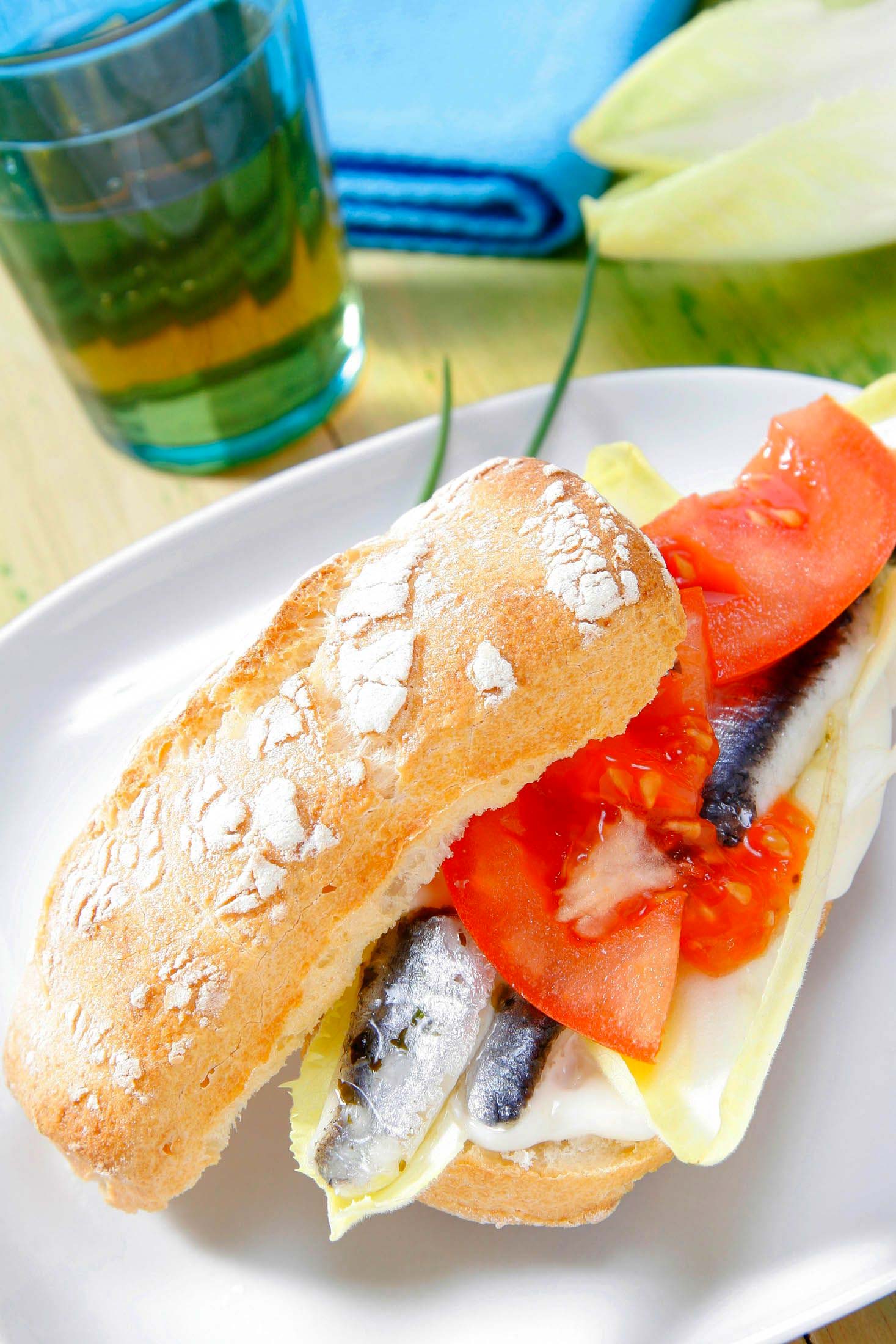 bocadillo de boquerones en vinagre con endibias