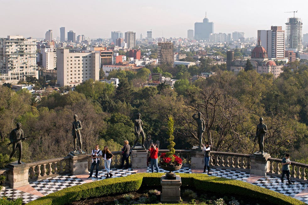 Bezoekers kijken vanaf het paleis van Chapultepec uit over MexicoStad