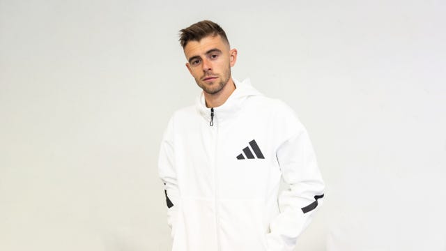 el atleta adrián ben con la chaqueta adidas zne