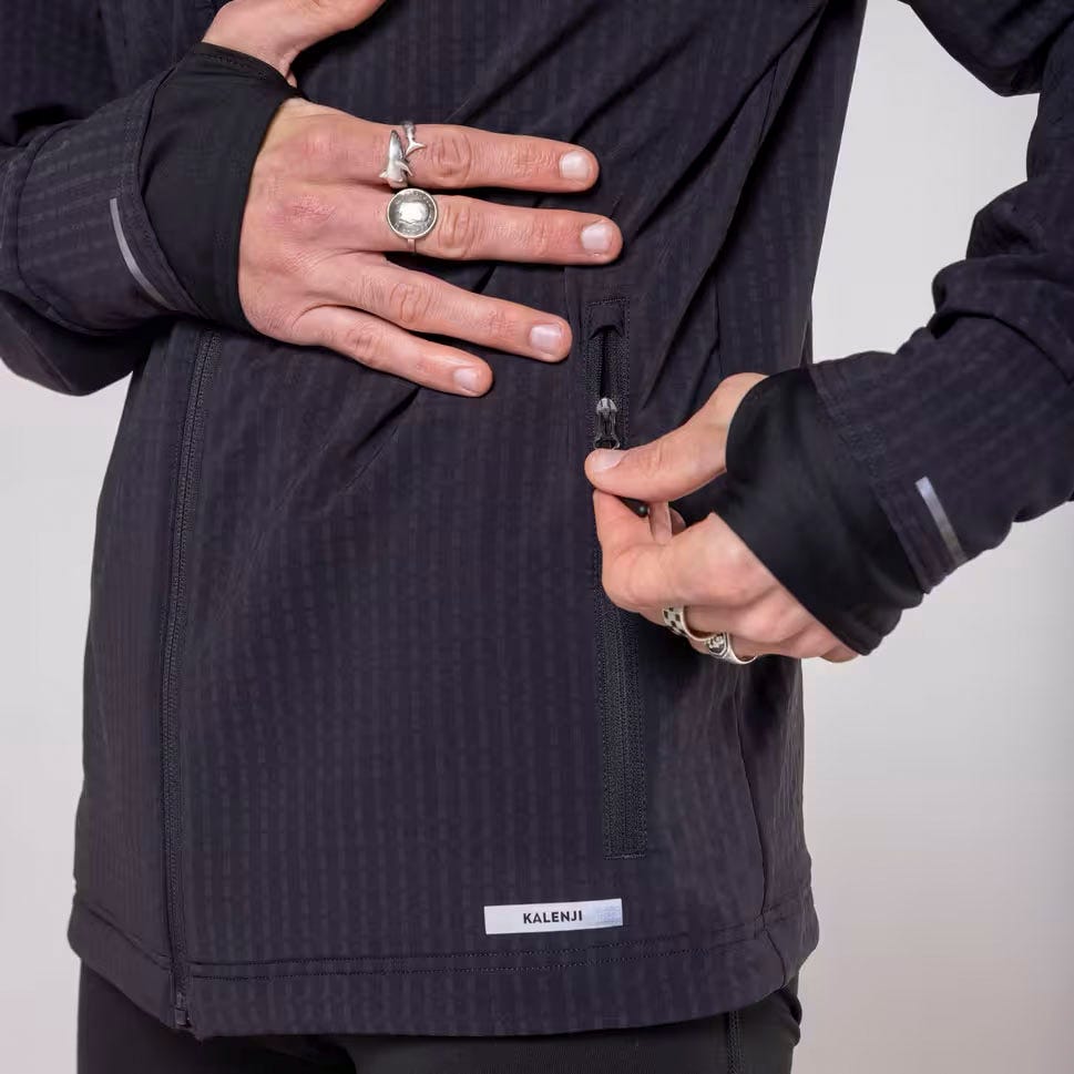 la chaqueta kiprun run 500 warm negro de decathlon