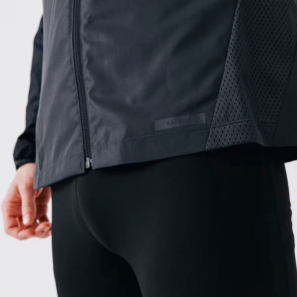 chaqueta cortavientos de decathlon para correr en color negro