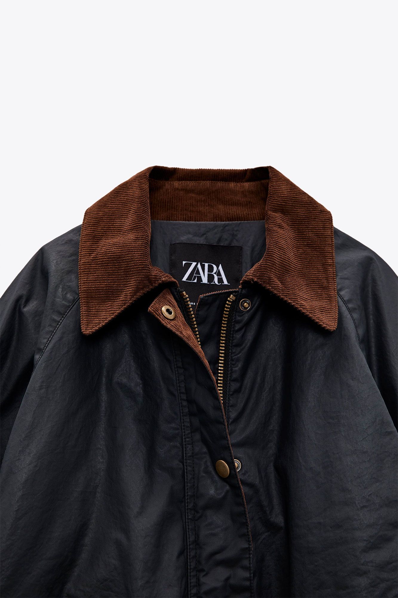 La chaqueta encerada de estilo Barbour también está en Zara