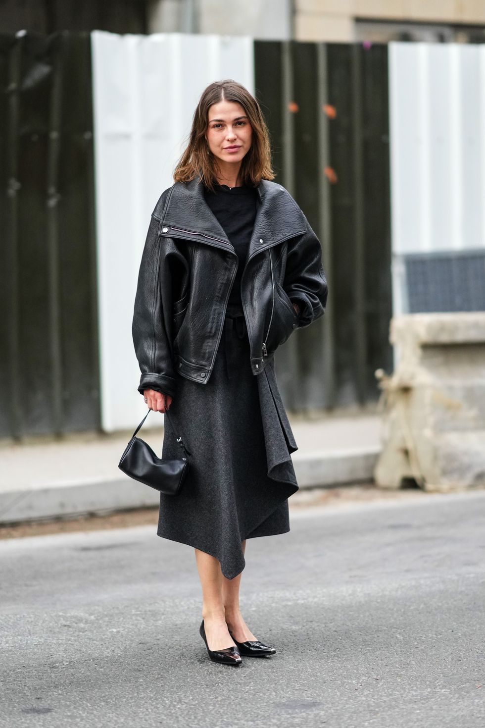 chaquetas y cazadoras tendencia otoño 2022 perfecto cuero negro street style