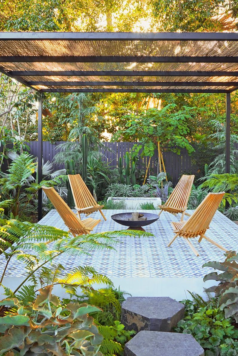 La décoration extérieure avec un treillis de jardin - Archzine.fr  Privacy  fence landscaping, Small backyard landscaping, Backyard design