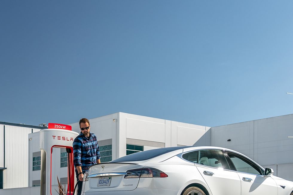 Modelo Tesla carregando no supercharger v3