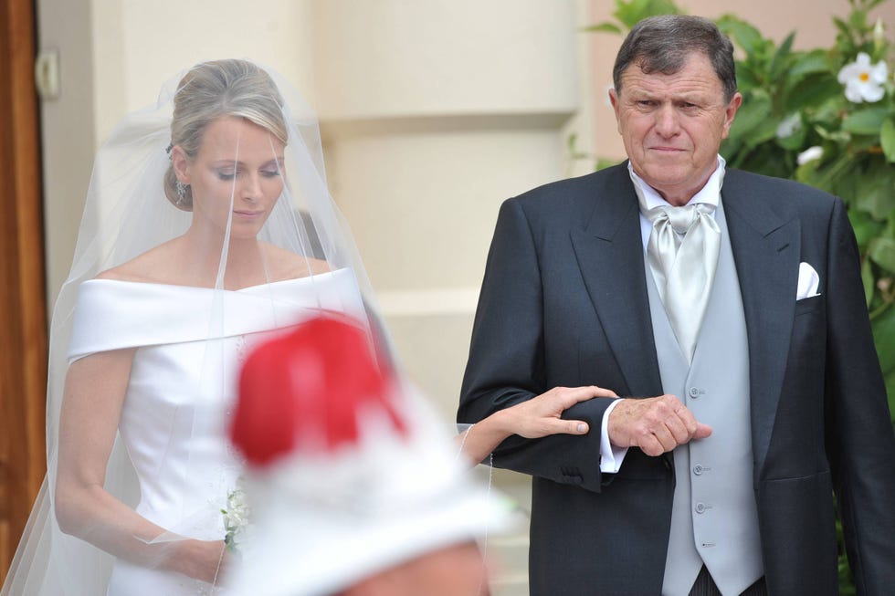 la princesa charlene de mónaco, junto a su padre, michael wittstock, el día de su boda