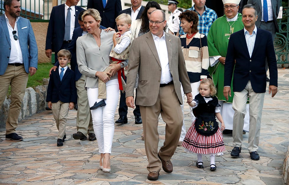 Los hijos del príncipe Alberto y Charlene de Mónaco, los mellizos Jacques y Gabriella, vestidos con traje regional durante el tradicional picnic.