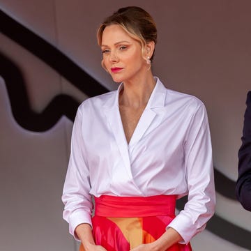 charlene de mónaco con un look de camisa y falda de vuelo charlene de mónaco con un look de camisa y falda de vuelo