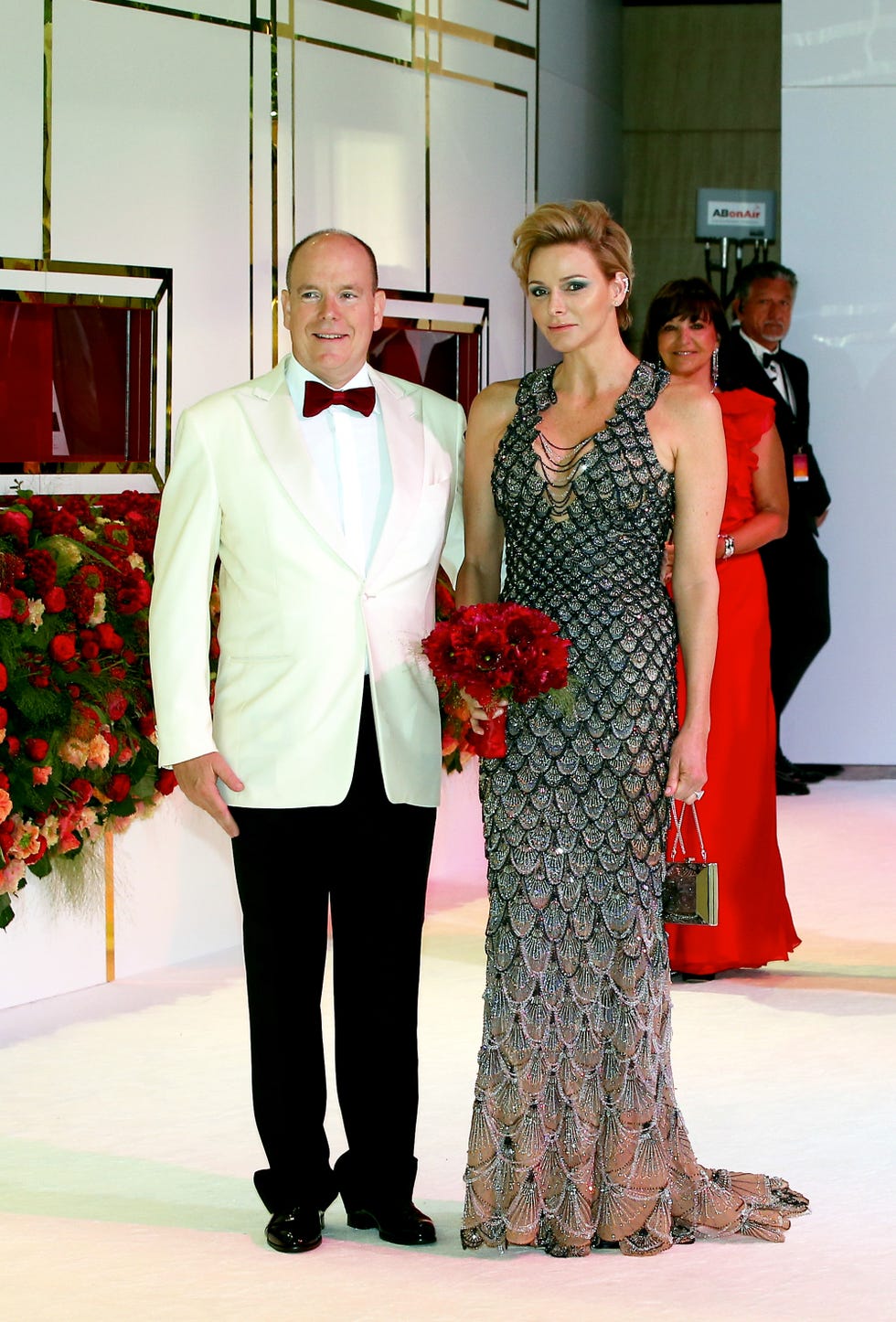 La princesa ha deslumbrado en el Baile de la Cruz Roja con un impecable look que recordaba a una sirenita.