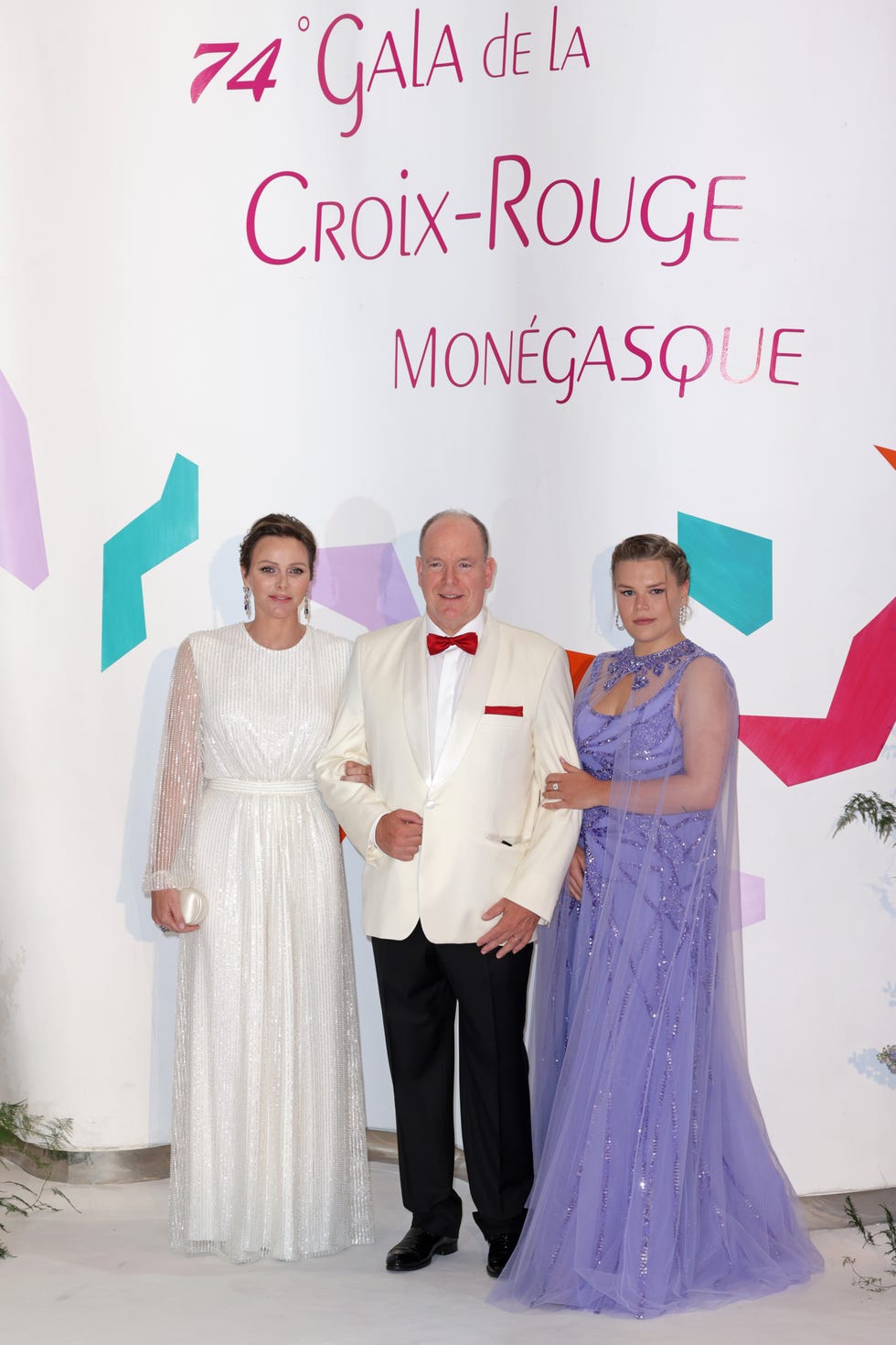 alberto de monaco con su mujer y su sobrina