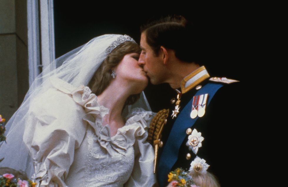 charles kissing diana on buckingham palace balcony on wedding day