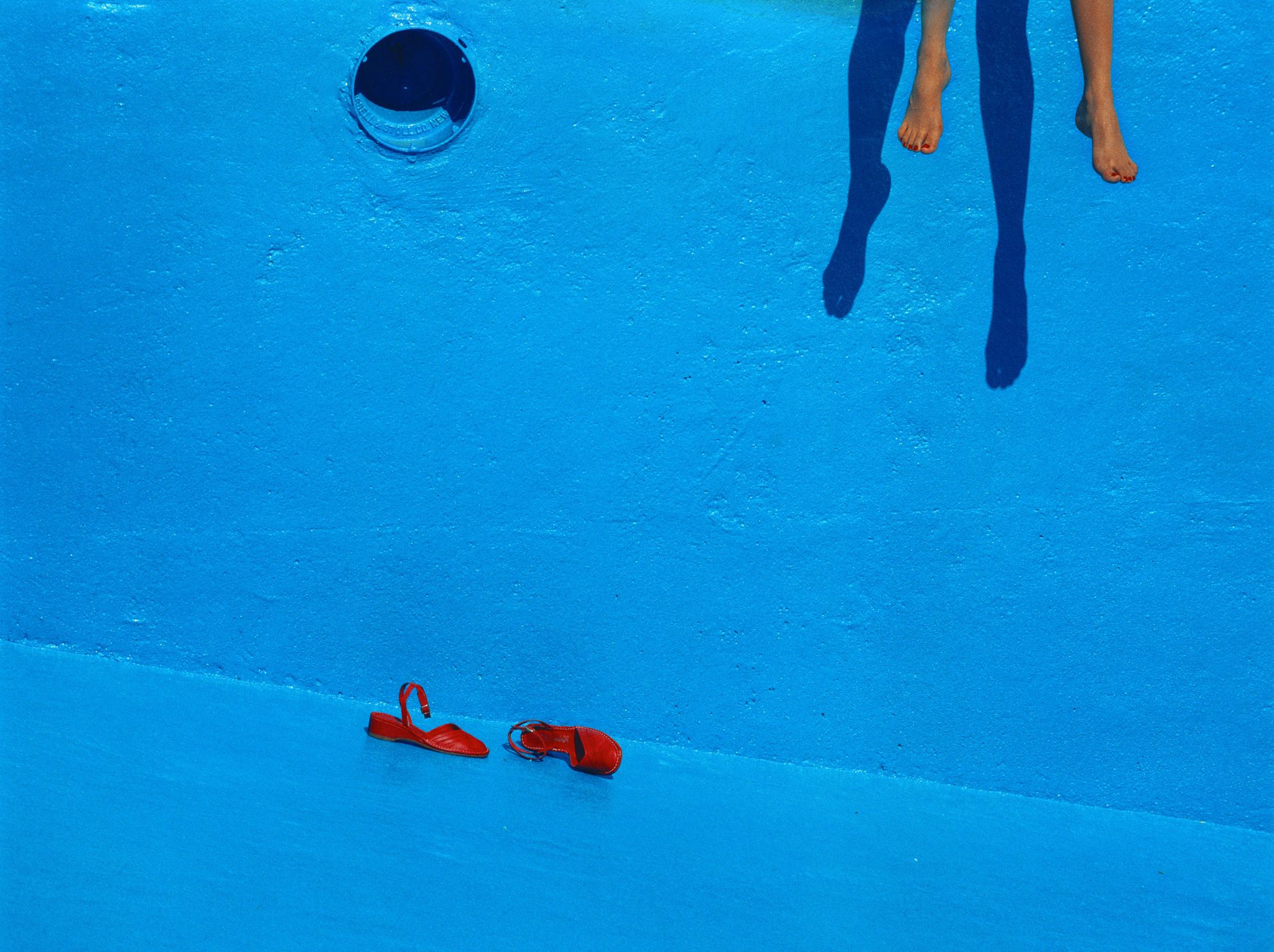 Guy Bourdin, fashion photography, piscina, scarpe rosse, sandali