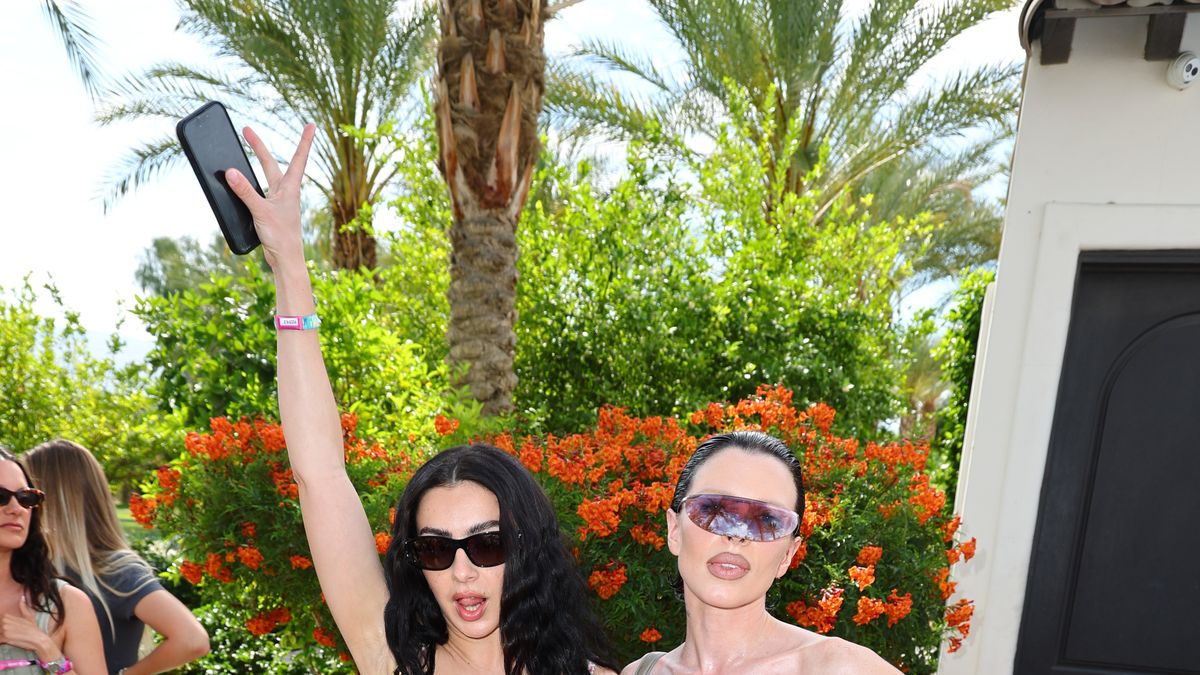 若者の大愛商品 Charli XCX just toted this season's 'It' bag at Coachella ミュージシャン