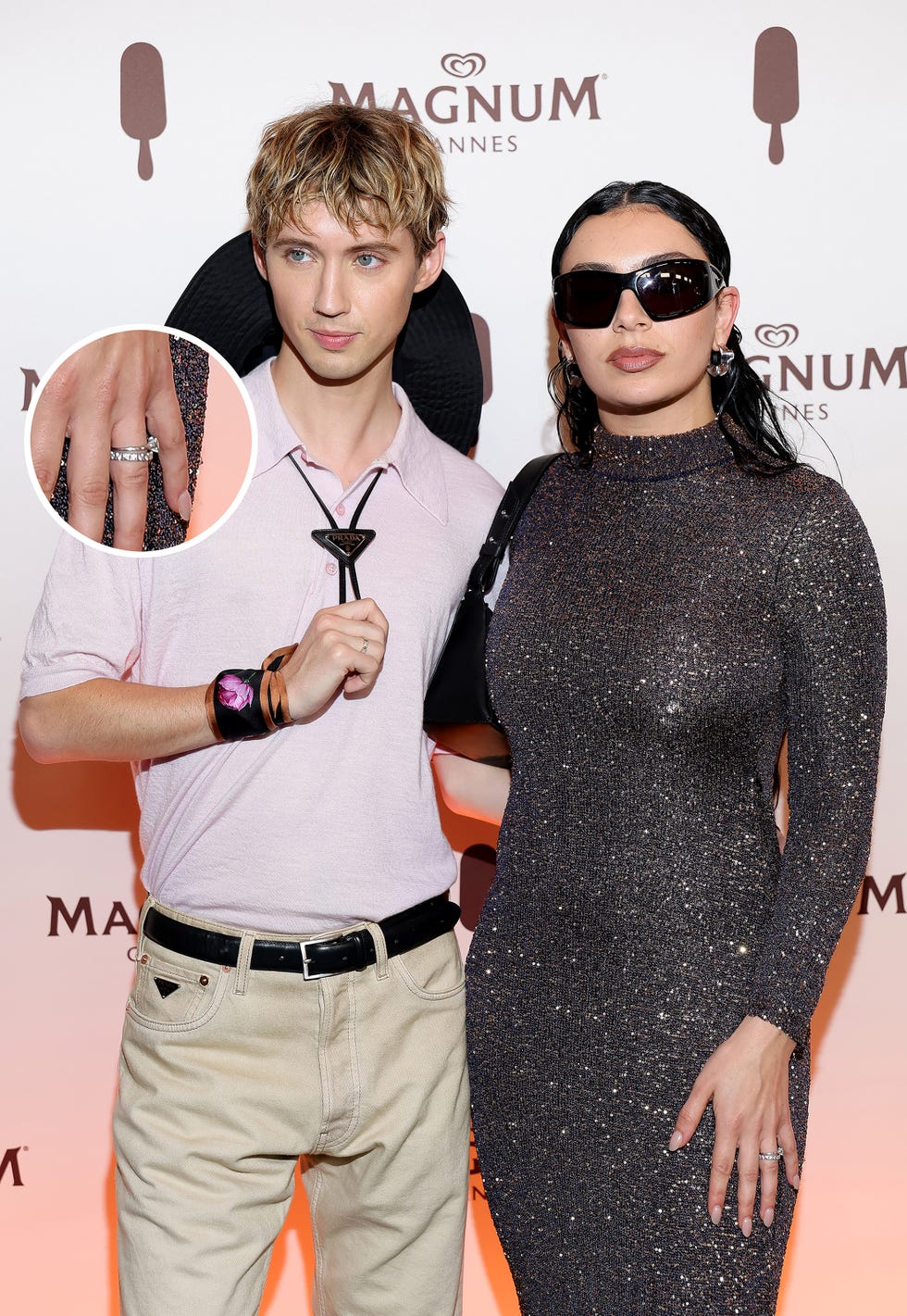 Charli XCX laat haar verlovingsring zien