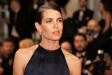 la camicia a righe di charlotte casiraghi alla sfilata chanel per la moda autunno 2024