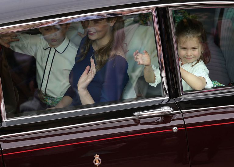 Prins George en Prinses Charlotte bij de royal wedding van Prinses Eugenie