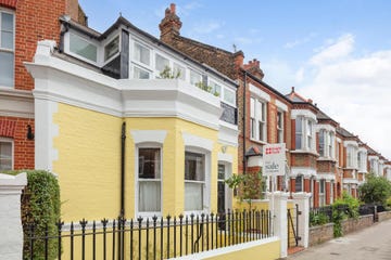 yellow cottage for sale in battersea, london