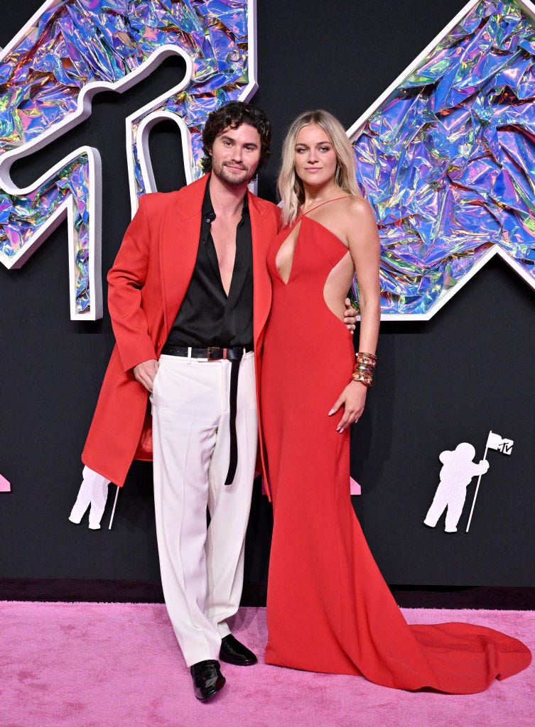 See Kelsea Ballerini and Chase Stokes Heat Up the VMAs Red Carpet